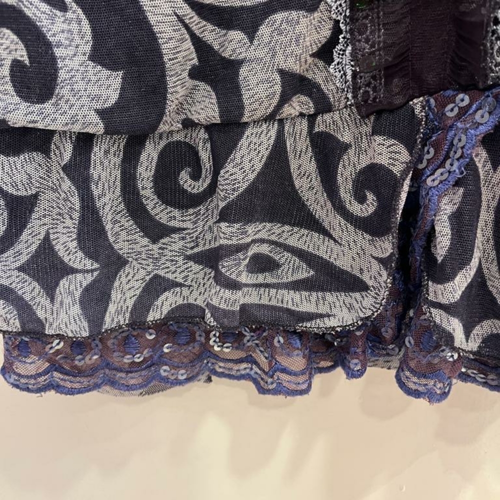 Purple lace top with pearl detailing - Picture 6 of 15